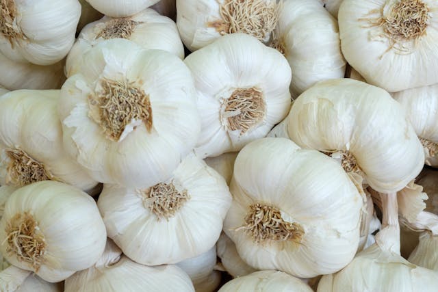 What are the vitamins and minerals present in garlic?