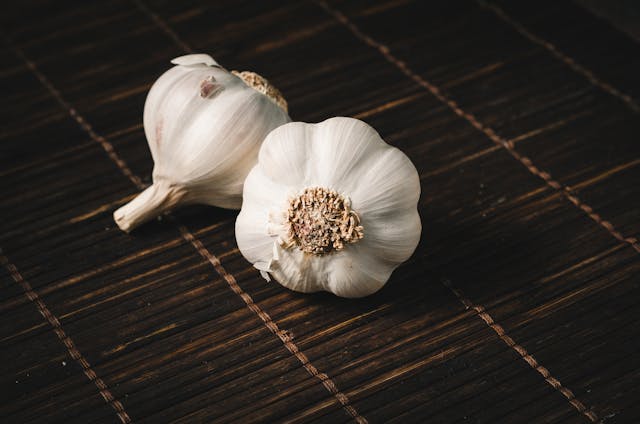 What are the vitamins and minerals present in garlic?