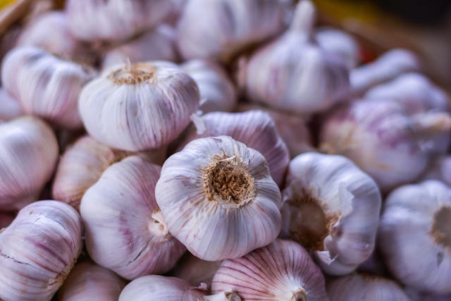 What are the vitamins and minerals present in garlic?